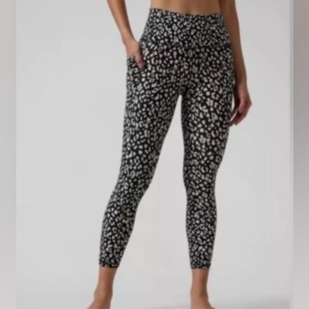 Athleta Salutation Stash Pocket II 7/8 Tight Women's XS Black Leopard Print